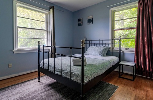 Whyte ave House | Entire bungalow with free parking Walk to all