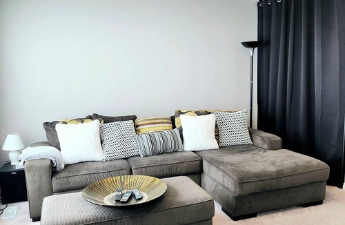 Symons Valley House | Entire comfy 2000 sq. ft. Home | 3BDR | 2.5 Bath | 15 mins from Airport
