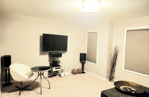 Symons Valley House | Entire comfy 2000 sq. ft. Home | 3BDR | 2.5 Bath | 15 mins from Airport