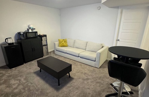 Transcona House | Entire Guest Suite/Separate Entrance/Free Parking in Winnipeg