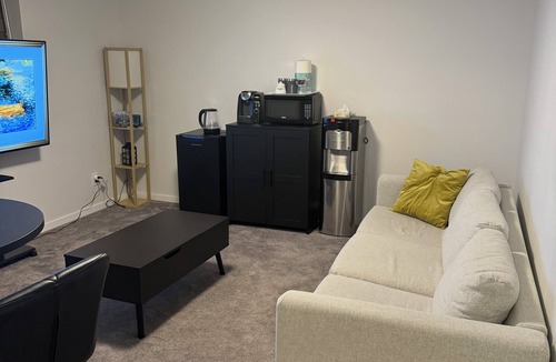 Transcona House | Entire Guest Suite/Separate Entrance/Free Parking in Winnipeg