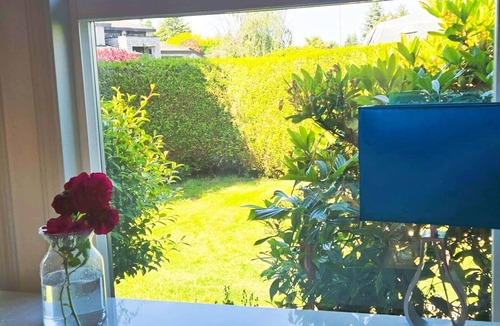 Steveston House | Entire Guest Suite studio private Luxury Bathroom Free parking Separate entrance