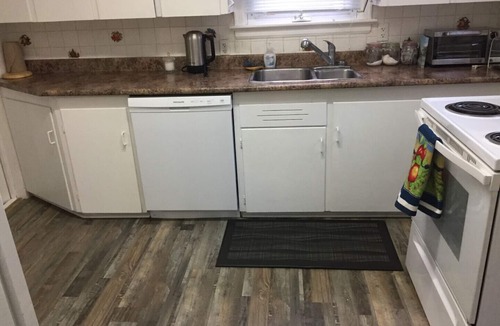 North End House | Entire House in Quiet Residential Area Close to Everything, Very Clean, Non-Smoking.