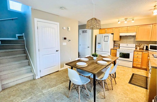 North Central Edmonton House | Entire House Spacious 5-Bedroom - Near Expo, Commonwealth Stadium & Rogers Place