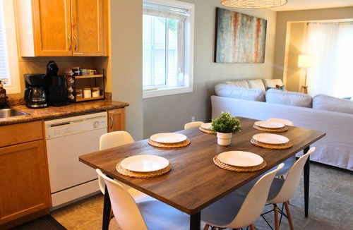 North Central Edmonton House | Entire House Spacious 5-Bedroom - Near Expo, Commonwealth Stadium & Rogers Place