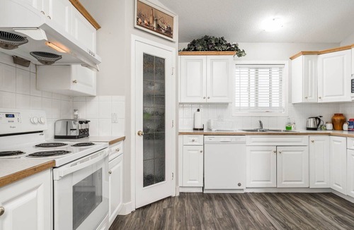 Calgary House | Entire large house, 7BR/4BA/9beds, 5 minutes to Airport, Ctrain & Shopping
