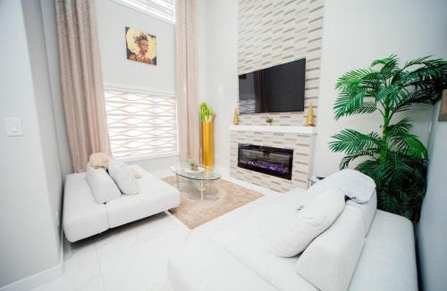 Beaumont Apartment | Entire Luxury 4-Bedroom Home with Indoor Fireplace