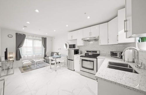Renfrew-Collingwood House | Entire NEW Cozy and Modern 2–storey HOUSE