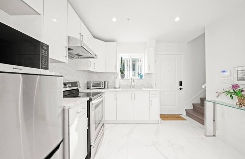 Renfrew-Collingwood House | Entire NEW Cozy and Modern 2–storey HOUSE