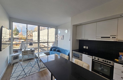 Downtown Eastside Apartment | Entire Space of Modern Apartment Downtown Vancouver Neighbourhood