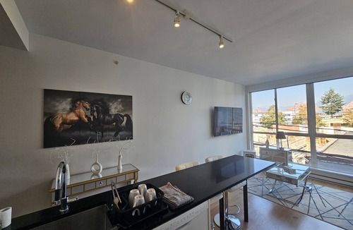 Downtown Eastside Apartment | Entire Space of Modern Apartment Downtown Vancouver Neighbourhood