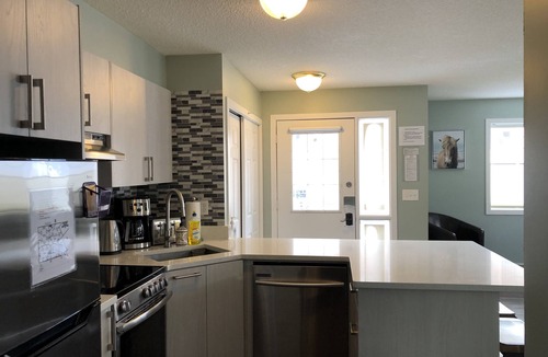 Harvie Heights House | Entire Townhouse, 2 BR, Hot tub, 3 min to Banff