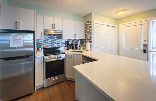 Harvie Heights House | Entire Townhouse, 2 BR, Hot tub, 3 min to Banff
