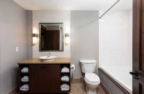 Mont-Tremblant Pedestrian Village Hotel | Ermitage du Lac - Les Suites Tremblant