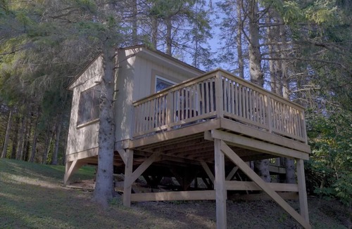 Clarington RV Rental | Escape to a Charming Treehouse Nestled on a Peaceful Estate in Clarington