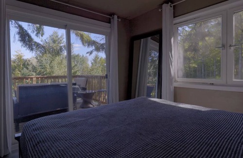 Clarington RV Rental | Escape to a Charming Treehouse Nestled on a Peaceful Estate in Clarington