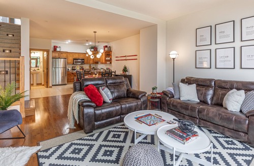 East Kootenay House | Escape to the Canadiana Cabin, True Ski In/Ski Out with Private Hot Tub
