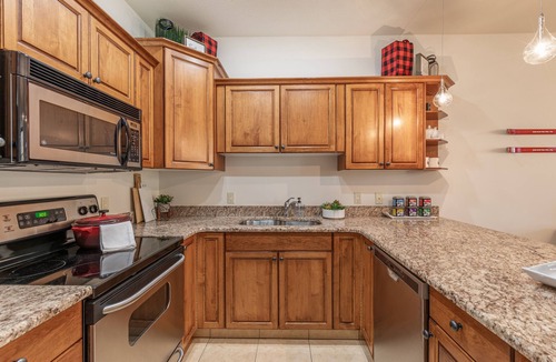 East Kootenay House | Escape to the Canadiana Cabin, True Ski In/Ski Out with Private Hot Tub