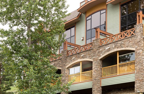 East Kootenay House | Escape to the Canadiana Cabin, True Ski In/Ski Out with Private Hot Tub