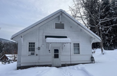 Salmon Arm House | Escape to the Shuswap and experience the charm of our heritage cottage rental.