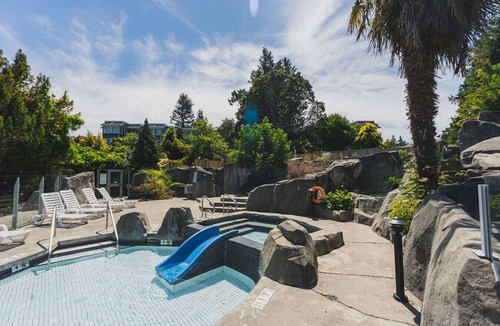 Regional District of Nanaimo Apartment | Escape & Unwind in Suite A