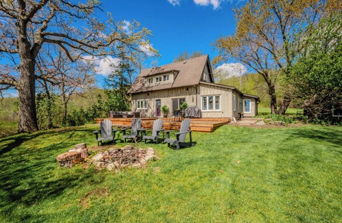 Burlington Cottage | Escarpment Escape - 1 Bedroom Loft Cottage: Huge Deck, Panoramic views, Trails