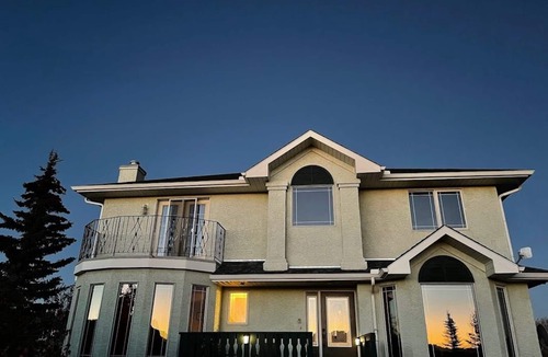 Springbank House | Estate Home with Gorgeous View 7bds+3.5bath Sleeps 16+