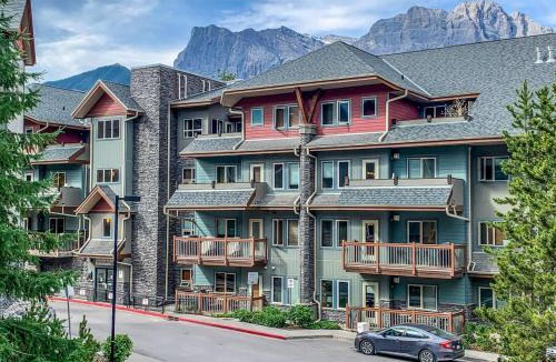 Canmore Apartment | Evergreen Escape - 2 Bedroom Condo with Pool & Hot Tub