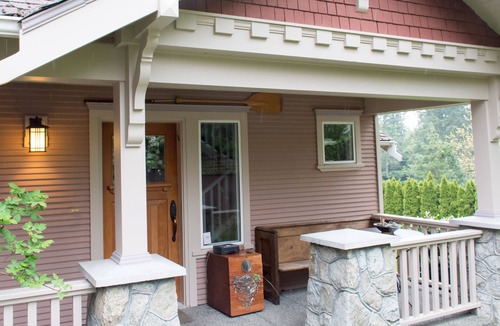 Brentwood Bay House | Everyone Welcome, Cozy retreat walking distance to Butchart Gardens.