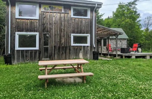 Maberly Cabin | Exceptional Log Cabin - 3Bdrms + Full Kitchen