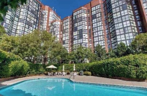 Niagara Apartment | Exciting Sought After King West Condo with Parking