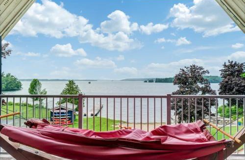 Rideau Lakes House | Exclusive Waterfront Getaway with Beach & Bunkie