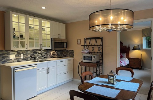 Cobble Hill House | Executive 2 bedroom suite on a Private Estate - Pet Friendly