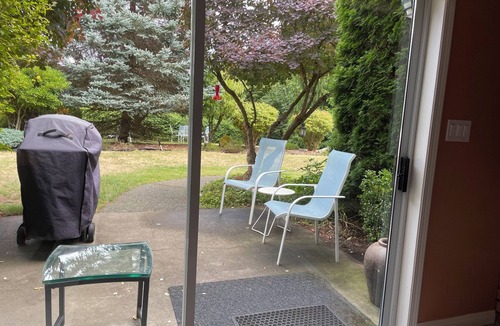Cobble Hill House | Executive 2 bedroom suite on a Private Estate - Pet Friendly