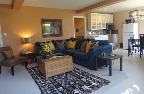 Cobble Hill House | Executive 2 bedroom suite on a private acreage - Pet Friendly.