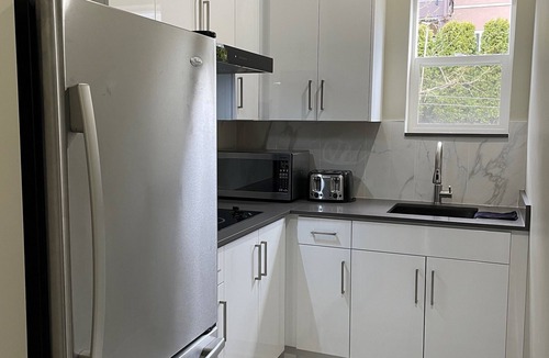 Surrey House | Executive 2 bedroom suite with panoramic views + Kitchen + near Surrey Central
