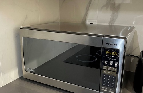 Surrey House | Executive 2 bedroom suite with panoramic views + Kitchen + near Surrey Central