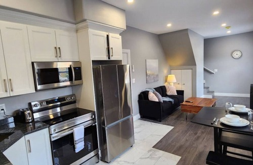 Walkerville House | Executive 2BD 58" TV+Wifi+AC+Parking+Kitchen