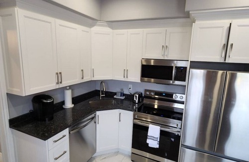 Walkerville House | Executive 2BD 58" TV+Wifi+AC+Parking+Kitchen