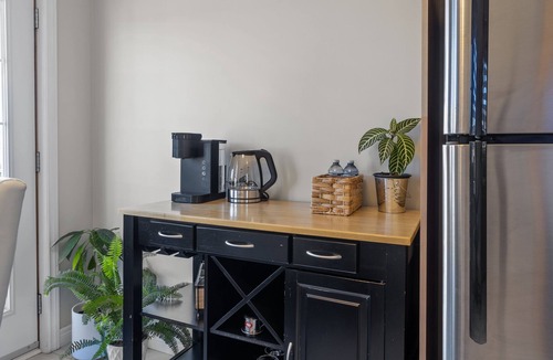 Terra Nova House | Executive cozy home with 3 beds, work station & gym