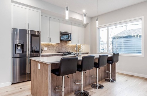 West Hillhurst House | Executive home, Rooftop Deck, close to Foothills Med Ctr, Kensington Plaza & DT