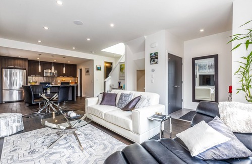 Kensington House | Executive Home, Trendy Kensington near Downtown