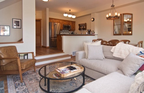 Nordic Estates House | Executive Peaceful mountain retreat! SKI IN/SKI OUT. Mountain Views! Double garage 2 level home