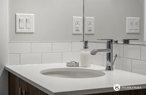 Inglewood Apartment | Executive Suite in Inglewood with 2 Bedroom Parking AC and King Bedroom