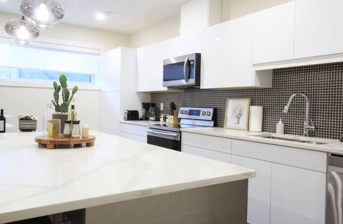 Edmonton Condo | ★Executive Suite★King Bed✔5 min to DT & Whyte Ave!
