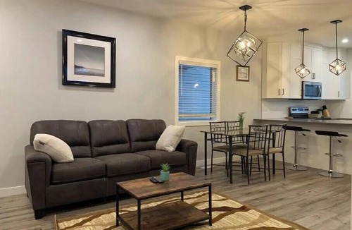 Regina House | Exquisite 3 BR Villa with Double Garage-King Bed
