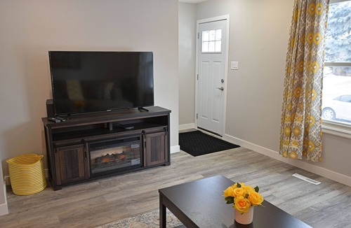 Calgary House | EXQUISITE 3BD HOUSE CLOSE TO AIRPORT, PL HOSP, DOWNTOWN, SLEEPS 7
