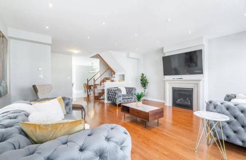 West Oak Trails House | Exquisite 3BR, 4WR Townhome on Bronte Rd Oakville