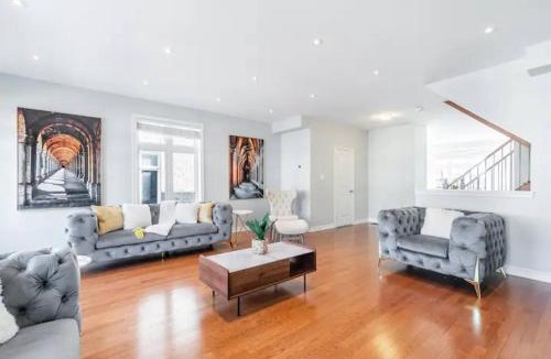 West Oak Trails House | Exquisite 3BR, 4WR Townhome on Bronte Rd Oakville