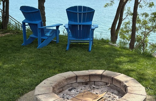 Dunnville Cottage | Extend your summer-few September dates remain. Sleeps 6, beachfront pets ok!